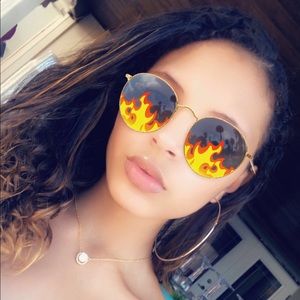 Meet your Posher, Yilena